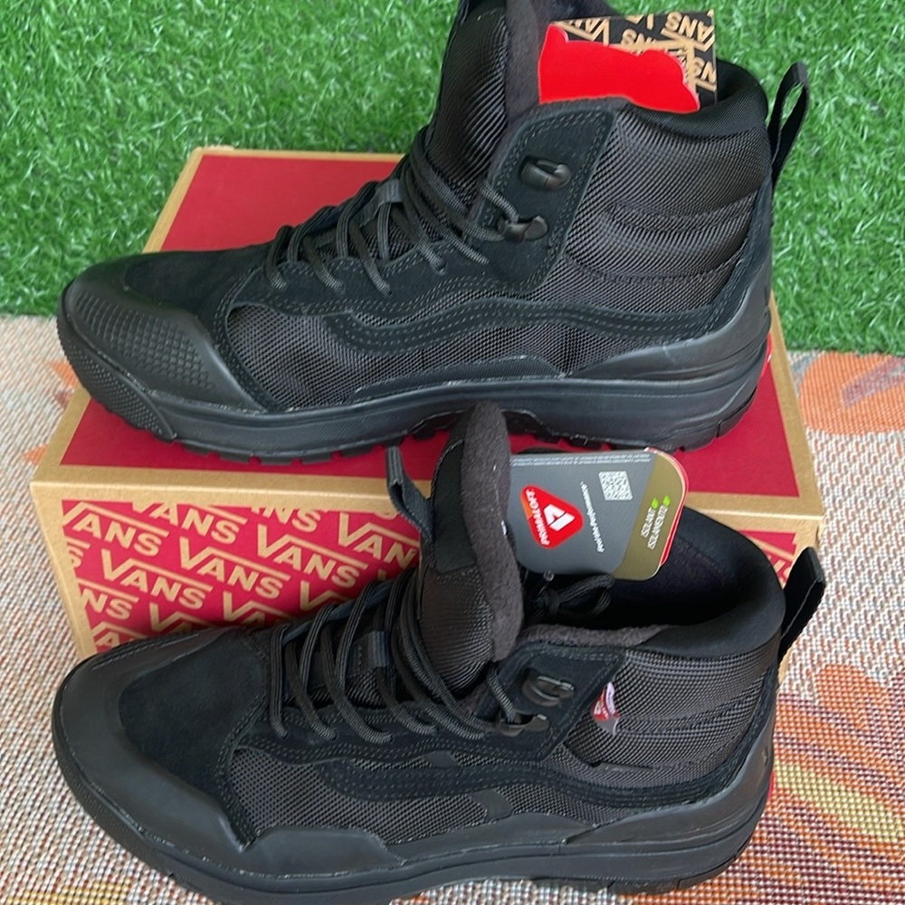Vans WMNS Ultrarange Exo
Black/Black
VN0A4BVSBKA
Boots Sneakers - Picture 2 of 16